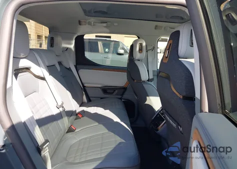 2025 Rivian R1T Ascend Tri Motor Max Pack/Premium Tri Motor Max Pack из США, поврежденный, VIN 7FCTGCAPXSN042441